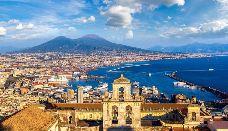 Naples, sa baie et le Mont Vésuve