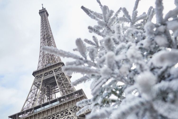 La tour Eiffel enneigée