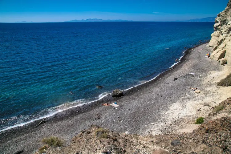 La plage de Katharos à Santorin