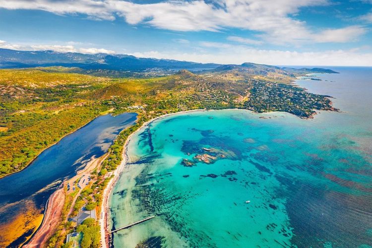 Vista aérea de las playas cristalinas de Córcega