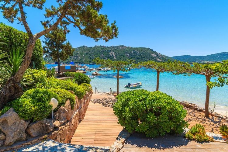 Das türkisfarbene Wasser am Strand von Santa Giulia