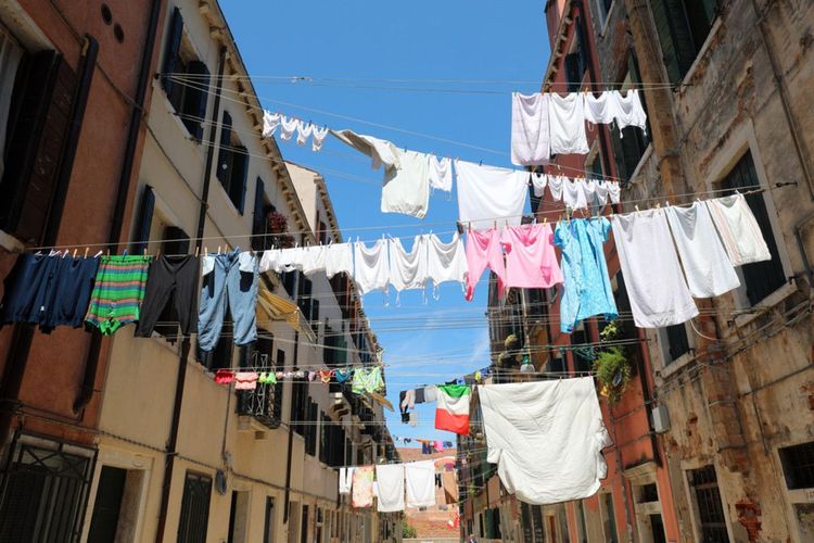 Vêtements séchant au soleil dans une ruelle de Naples