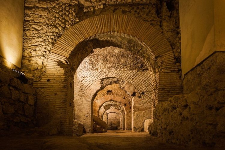 Ancien tunnel du métro de Naples, dans les catacombes