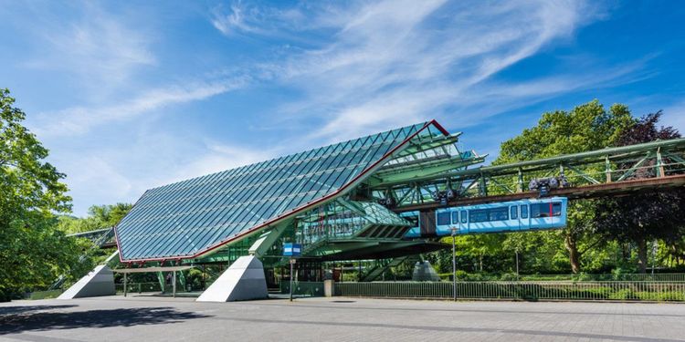 Le train monorail suspendu de Wuppertal, arrêté en gare.