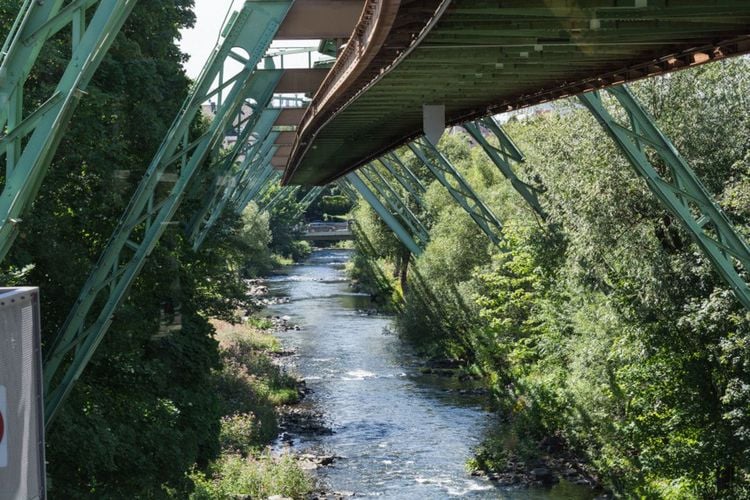 La rivière Wupper à laquel le train emprunte son parcours