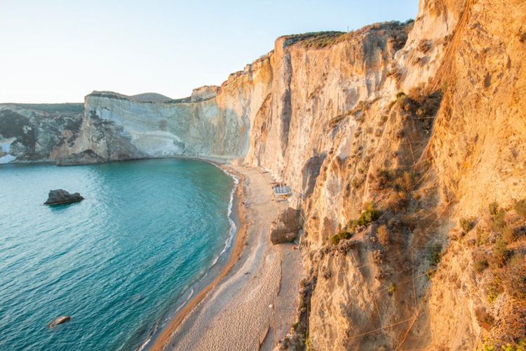 a plage de Chiaia di Luna au coucher du soleil, sur l'île Ponza. - © Simone Angelo Ferri / Shutterstock