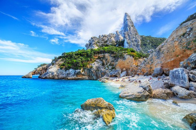 La Cala Goloritze, une des plus belles plages de Sardaigne. - © Marcin Krzyzak / Shutterstock
