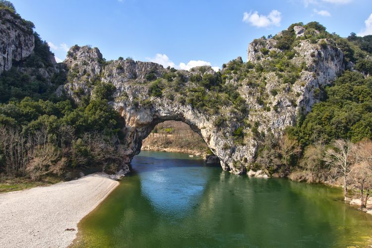 Le célèbre pont d'Arc dans les gorges de l'Ardèche.