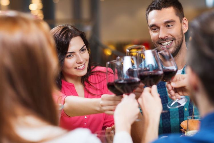 La bouteille de vin fait partie intégrante de l'art de la table en France © dolgachov/123RF