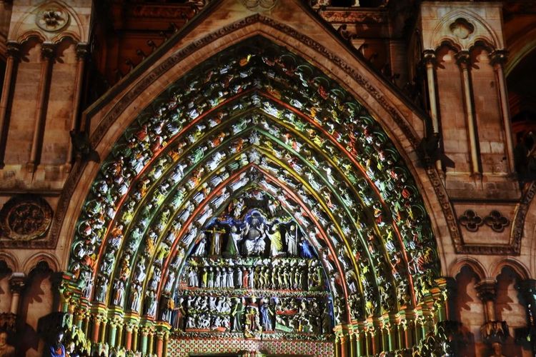 Le tympan de la cathédrale illuminé pour faire ressortir ses détails