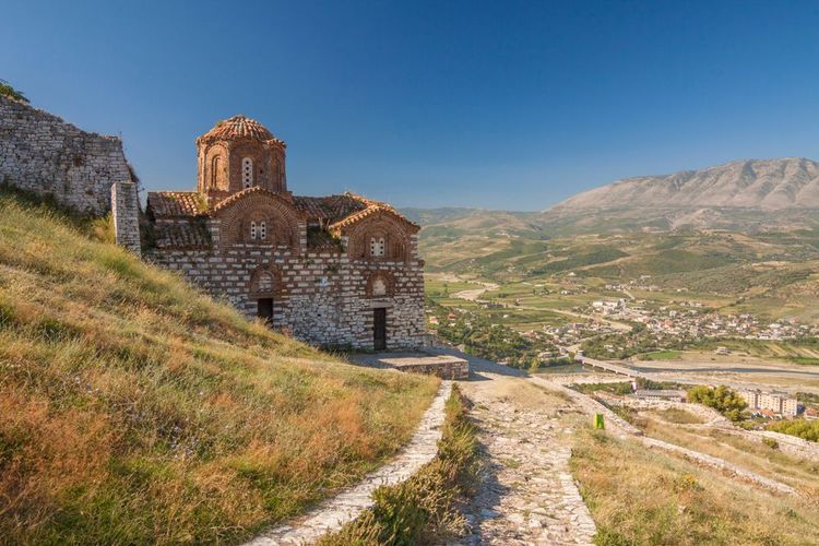 Ancienne église orthodoxe de la Sainte-Trinité en pierre sur la colline du vieux château de Berat
