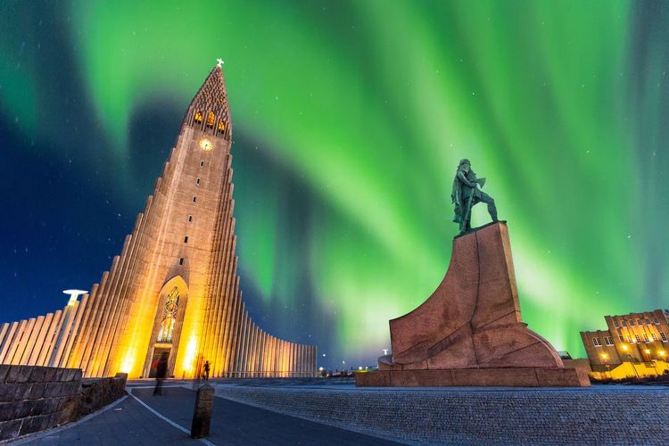 Aurore boréale éclairant la célèbre cathédrale de béton, Hallgrimskirkja
