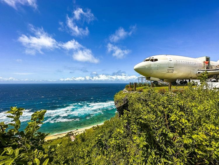 Avion surplombant la falaise à Nyang Nyang Beach