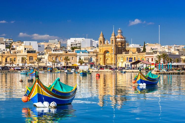 Bateaux de pêche traditionnels dans le village méditerranéen de Marsaxlokk, Malte