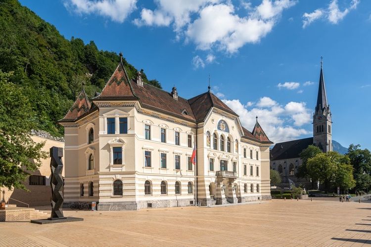 Bâtiment du gouvernement et cathédrale Saint Florin, Vaduz