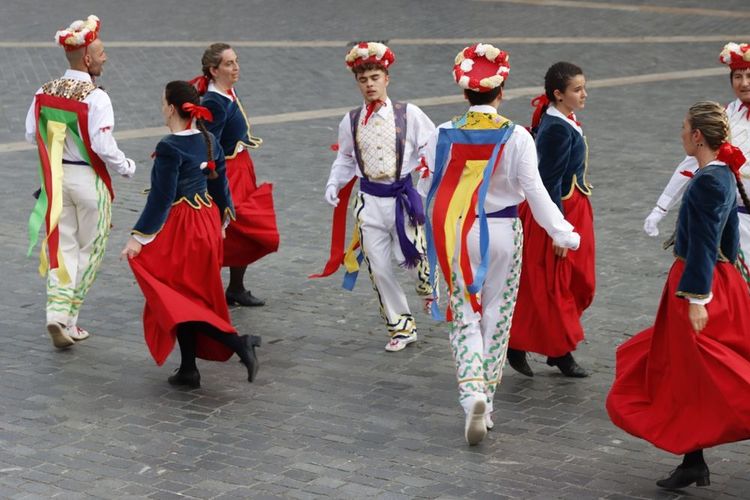 Les groupes de danse folklorique basque se retrouvent souvent dans la rue à l'occasion de spectacles