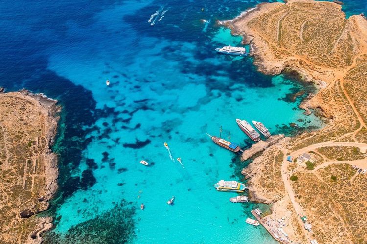 Vue aérienne du Blue Lagoon sur l'île de Comino - © 2020 Parilov/Shutterstock
