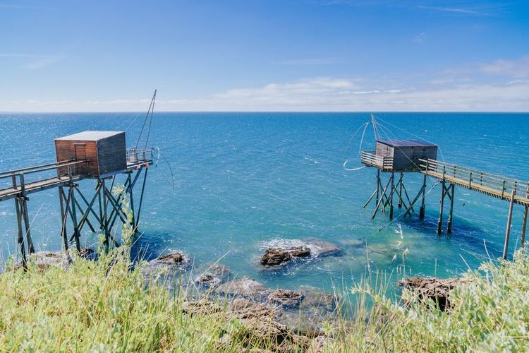 Cabanes de pêche traditionnelle sur la côte de Jade