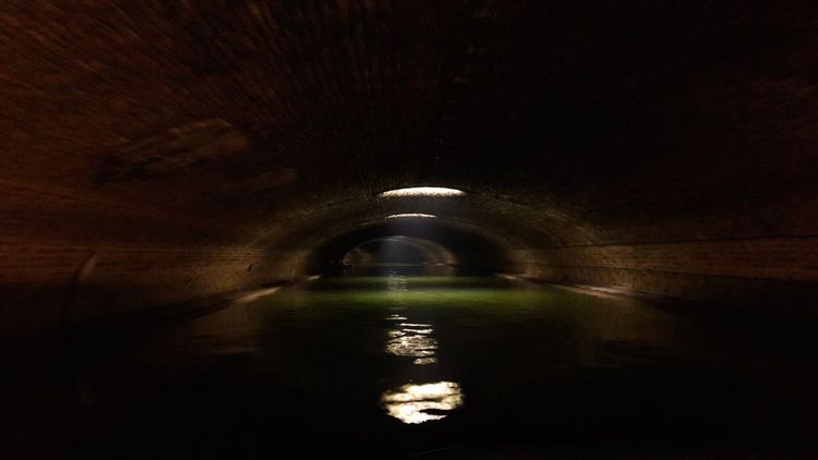 La lumière tamisée des souterrains sous le canal Saint Martin