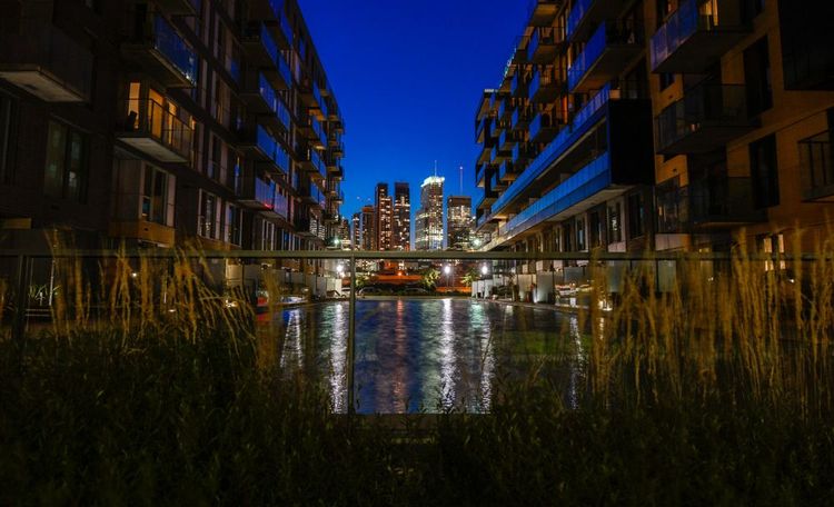 La ville de Montréal et le canal de Lachine de nuit