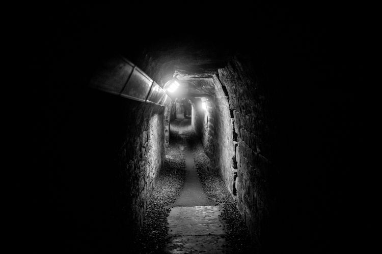 Les tunnels des catacombes sont très étroits et peu éclairés.
