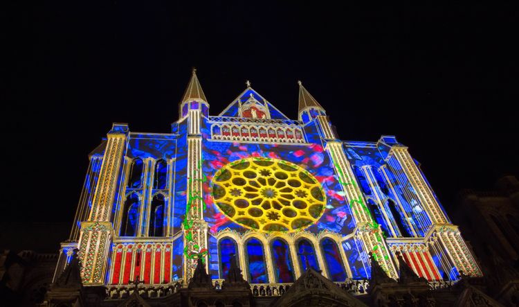 La célèbre cathédrale de Chartres brillant de mille feux à la nuit tombée