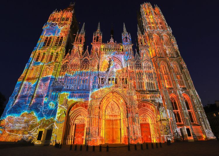 La façade de la cathédrale de Rouen illuminée par son show de lumière en 2018