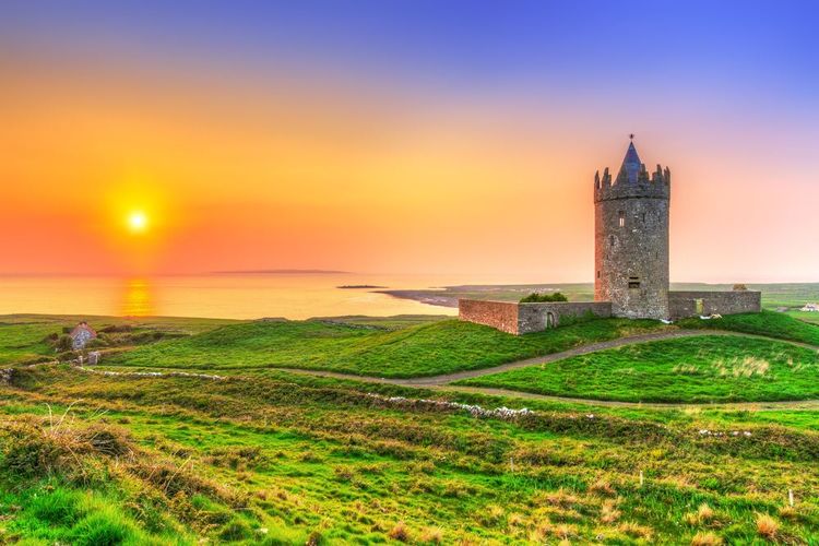 Château de Doonagore au coucher du soleil, Doolin, Irlande
