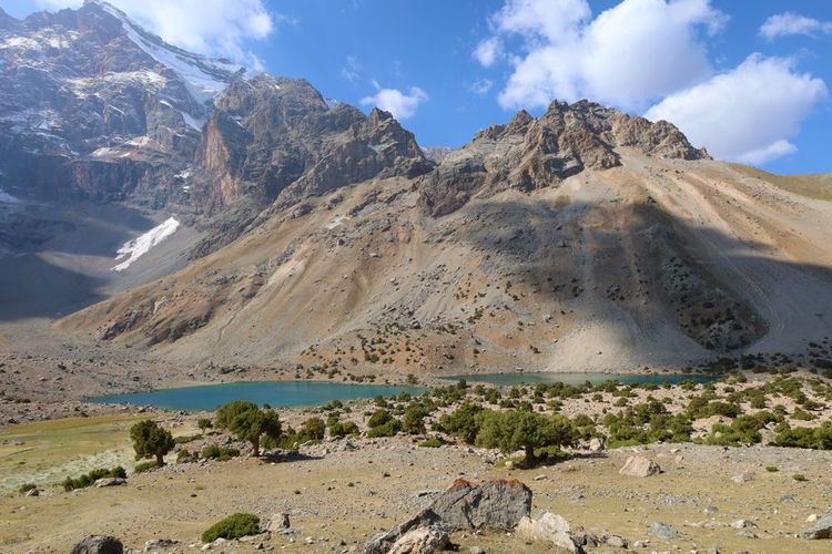Le pic Chimtarga à l'arrière plan surplombant le lac du même nom