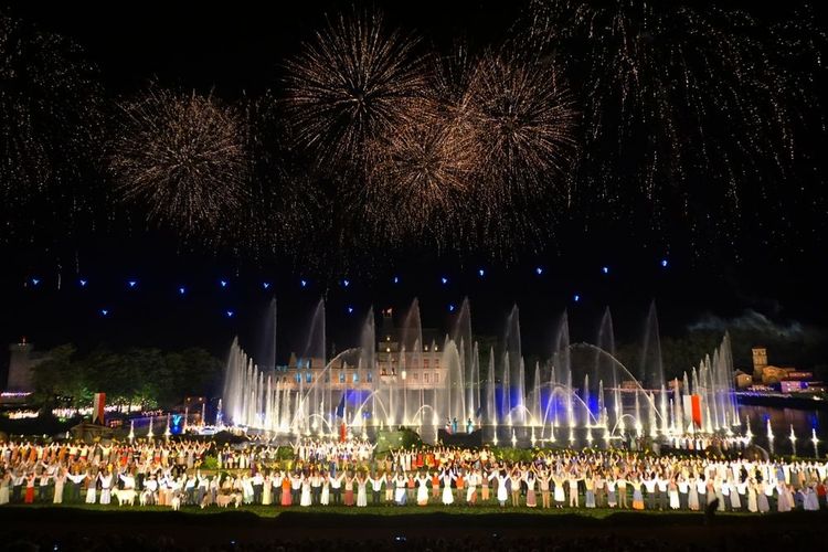Les quelque 2 000 bénévoles pendant une représentation de la Cinéscénie du Puy du Fou