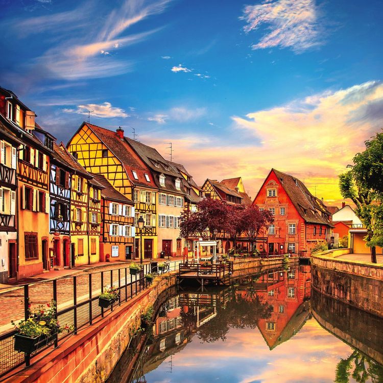 Colmar, Alsace, France. Petite Venise, canal d'eau et maisons traditionnelles à colombage.