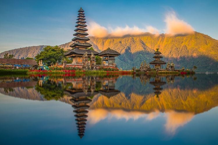 Coucher de soleil magnifique au temple de Pura Ulun Danu Bratan à Bali