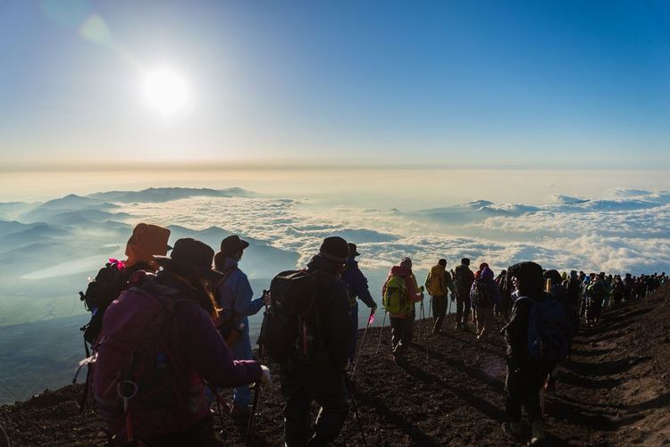 De nombreux randonneurs au sommet du Mont Fuji