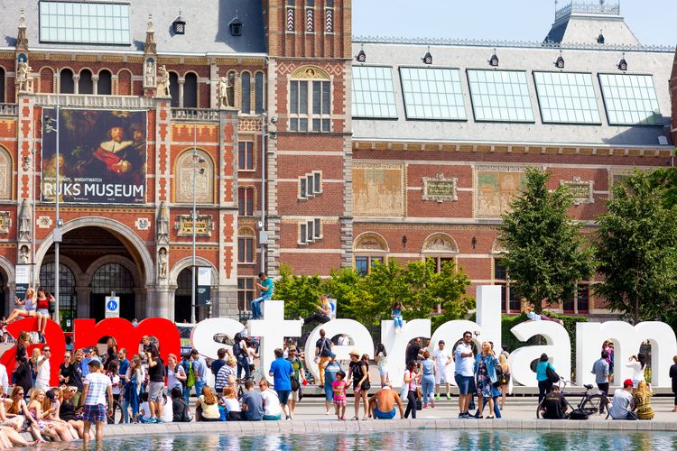 De nombreux touristes devant le Rijks Museum à Amsterdam