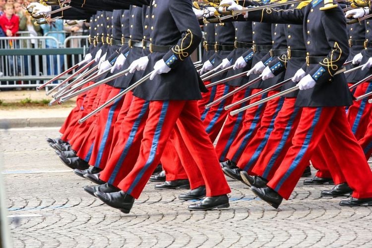 Le défilé militaire sur les pavés des Champs Elysées © pixinoo/123RF