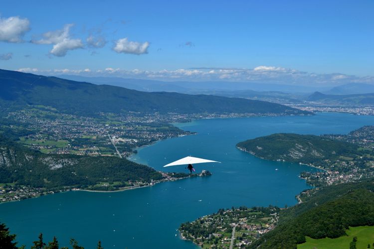 Un vol en deltaplane sur le lac d'Annecy