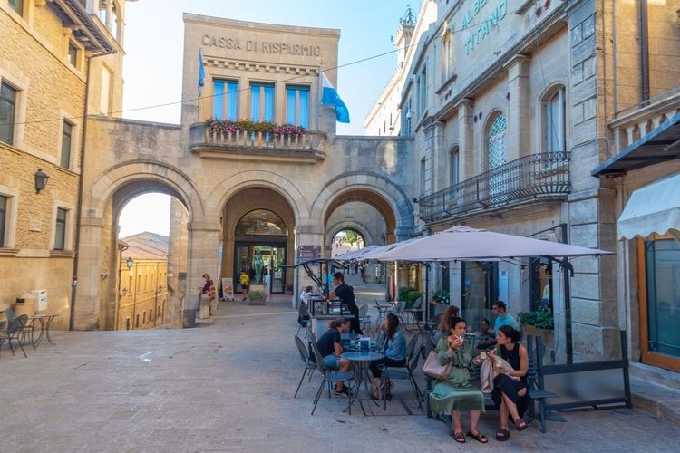 Des badauds à une terrasse de café dans la vieille ville de Saint-Marin.