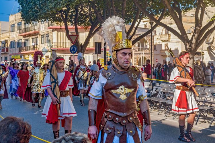 Des hommes déguisés en soldats romains participant à la procession de la Semaine Sainte à Malte
