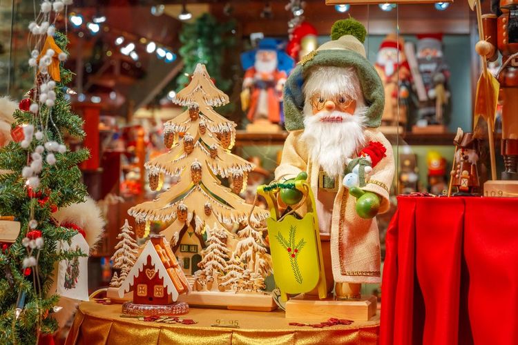Des jouets artisanaux en bois sur un stand du marché de Noël de Bruges, Belgique