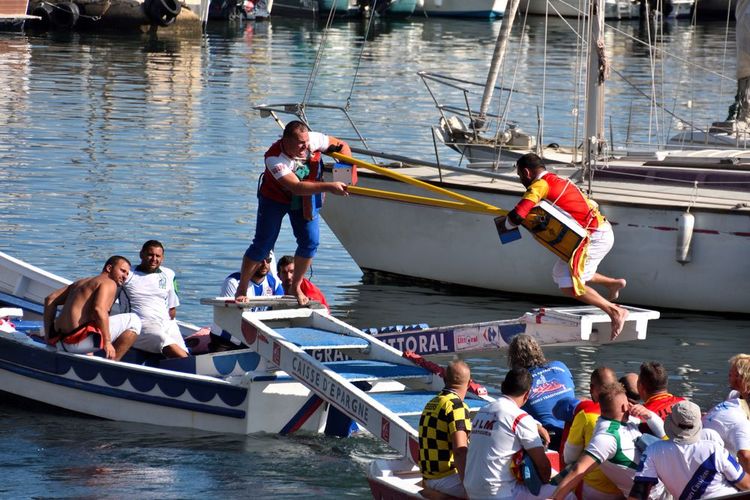 Des jouteurs en pleine démonstration dans le port de Marseille