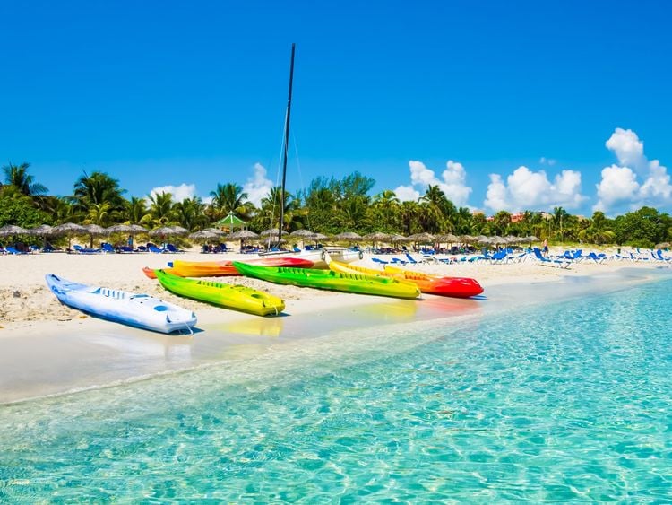 Des kayaks sur une plage de Cuba
