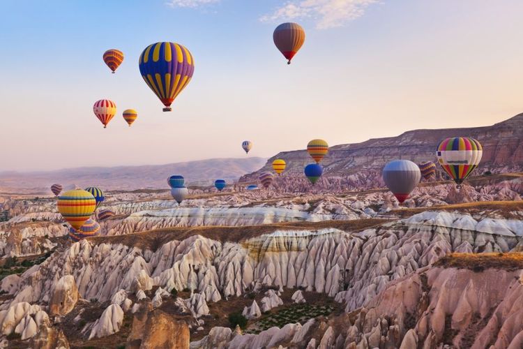 Des montgolfières colorées survolant la Cappadoce, Turquie