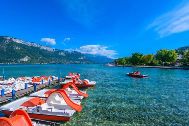 Des pédalos sur le lac d'Annecy