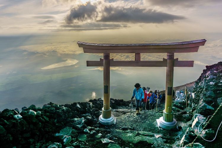 Des randonneurs en pleine ascension du mont Fuji