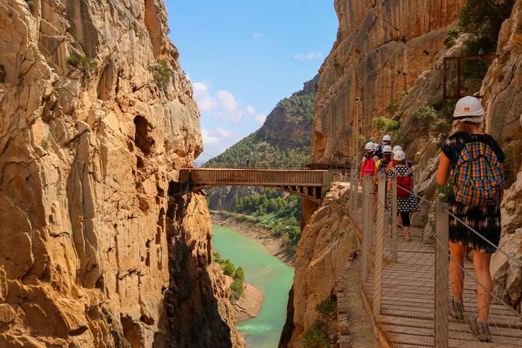 Des randonneurs en pleine marche sur le Caminito del Rey