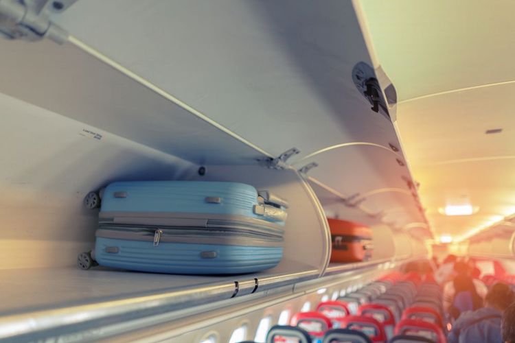 Des valises dans le compartiment à bagage de la cabine d'un avion