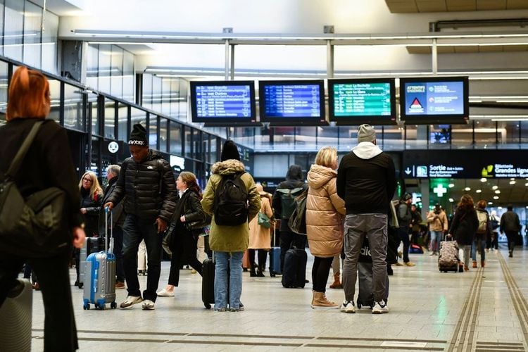 Des voyageurs en transit dans une gare