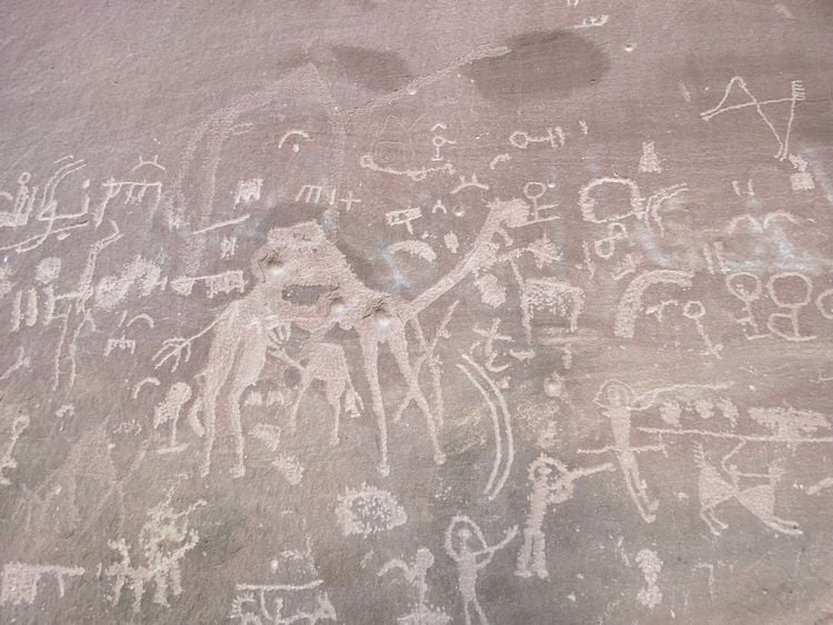 Les pétroglyphes gravés sur les roches retracent l'existence des tribus bédouines