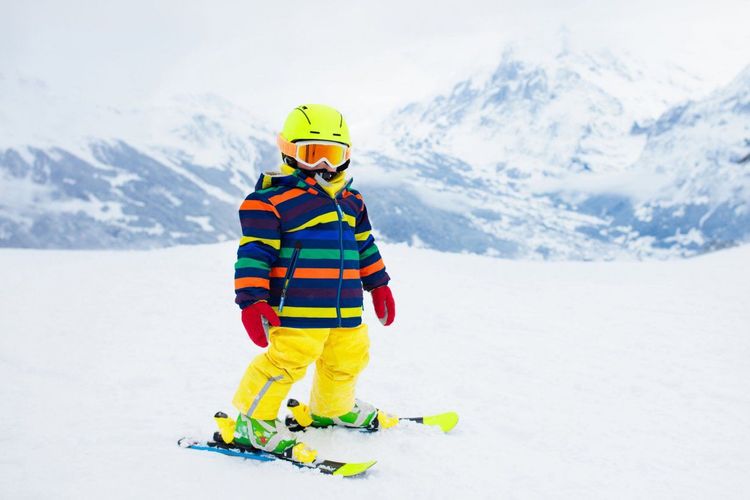 Enfant faisant du ski