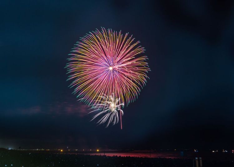 Feu d'artifice au dessus de la mer